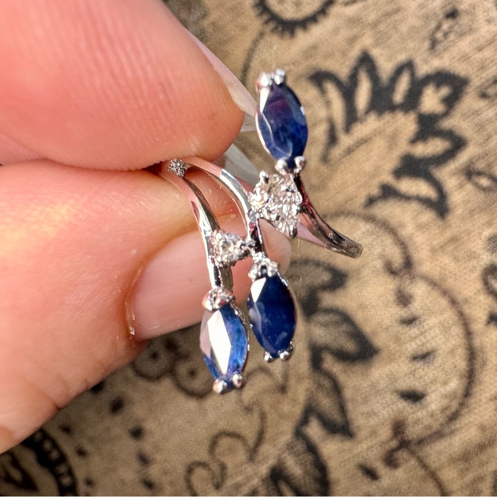 Vintage sterling silver sapphire and clear stones ring. - Picture 15 of 17